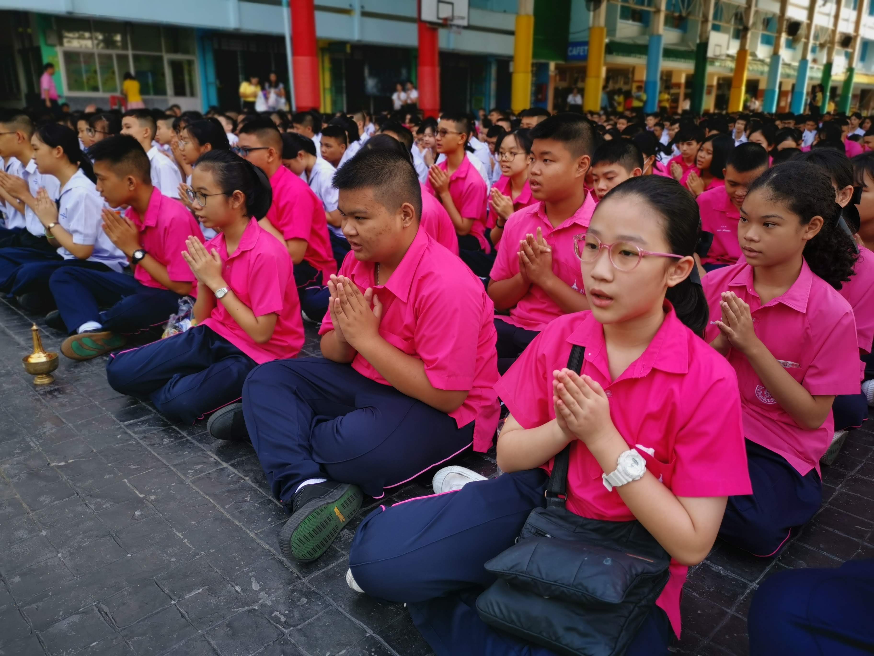 ﻿โรงเรียนมัธยมวัดนายโรงจัดกิจกรรมตักบาตรประจำสัปดาห์