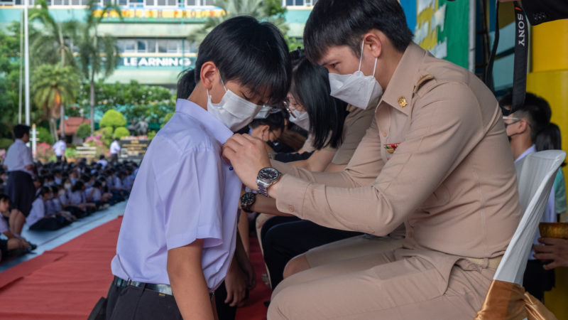 พิธีประดับเข็มนักเรียนแก่นักเรียนใหม่